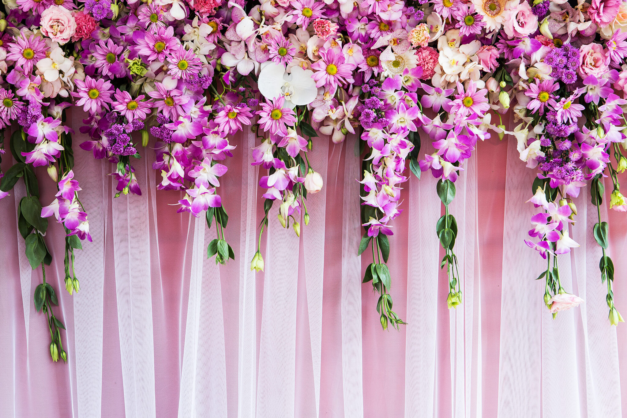 10-trendy-flower-walls-for-wedding-decoration-2023-the-wedding-school